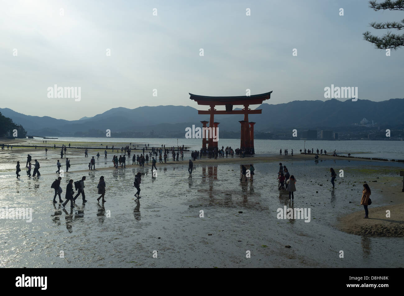 Touristen auf der schwimmenden Torri-Tor auf der Insel Miyajima, Binnenmeer, Japan in der Dämmerung Stockfoto