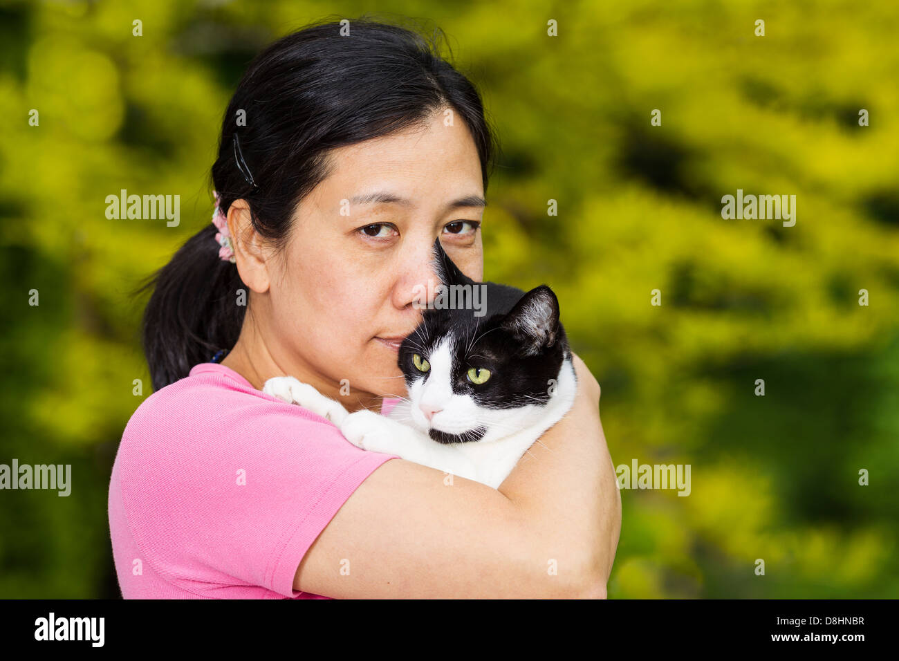Reife Frau mit ihrer Reifen Haustier Katze im freien Stockfoto