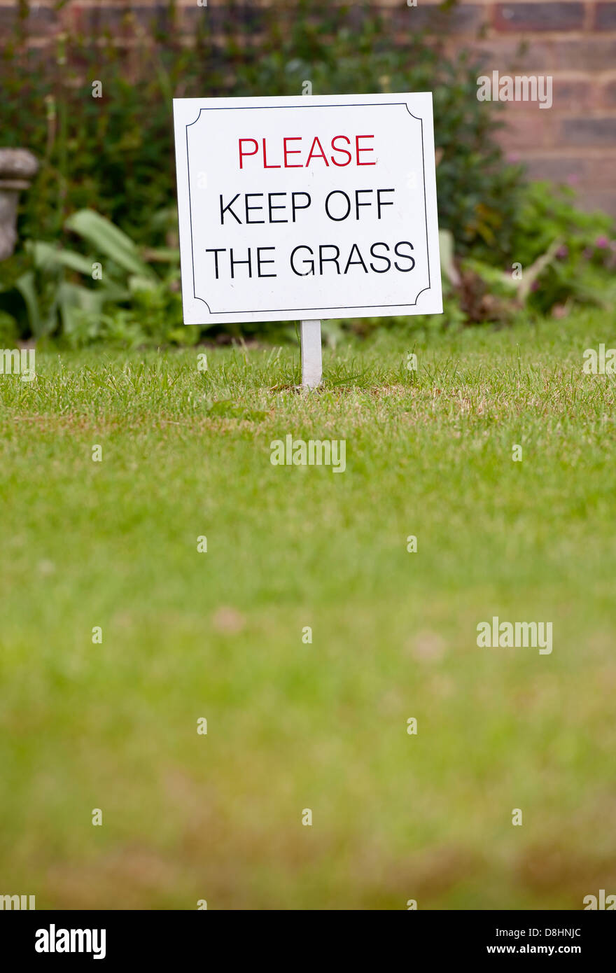 Ein Zeichen gesetzt in den Boden um Menschen zu Fuß auf dem Rasen zu vermeiden. Die Zeichen heißt "Bitte keep off the Grass" Stockfoto