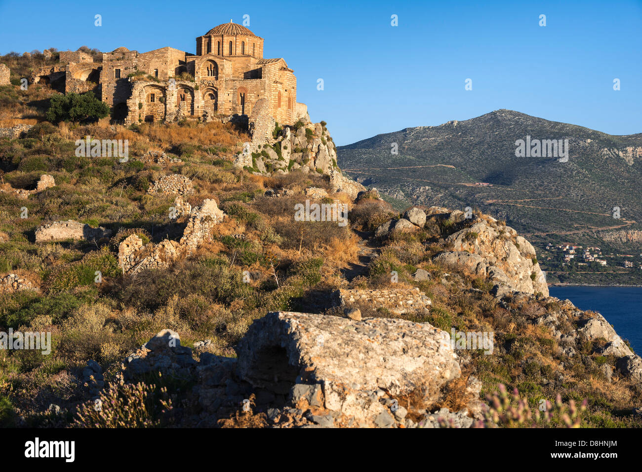 Agia Sofia Kirche und der zerstörten Zitadelle oberhalb der alten byzantinischen von Monemvasia in Lakonien, südlichen Peloponnes, Griechenland. Stockfoto