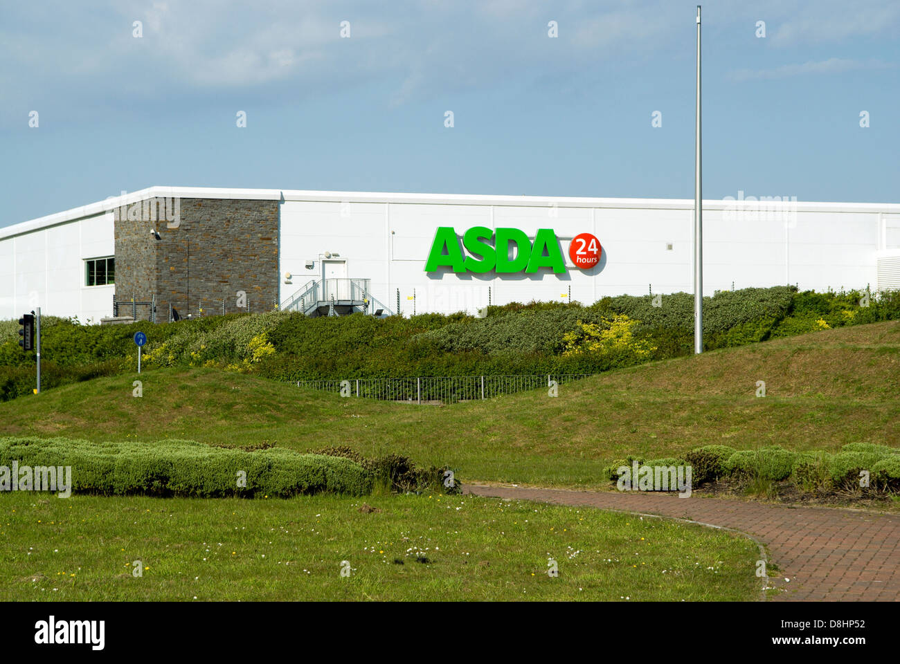 Wanderweg und Asda speichern Leckwith Retail Park, Cardiff, Wales. Stockfoto