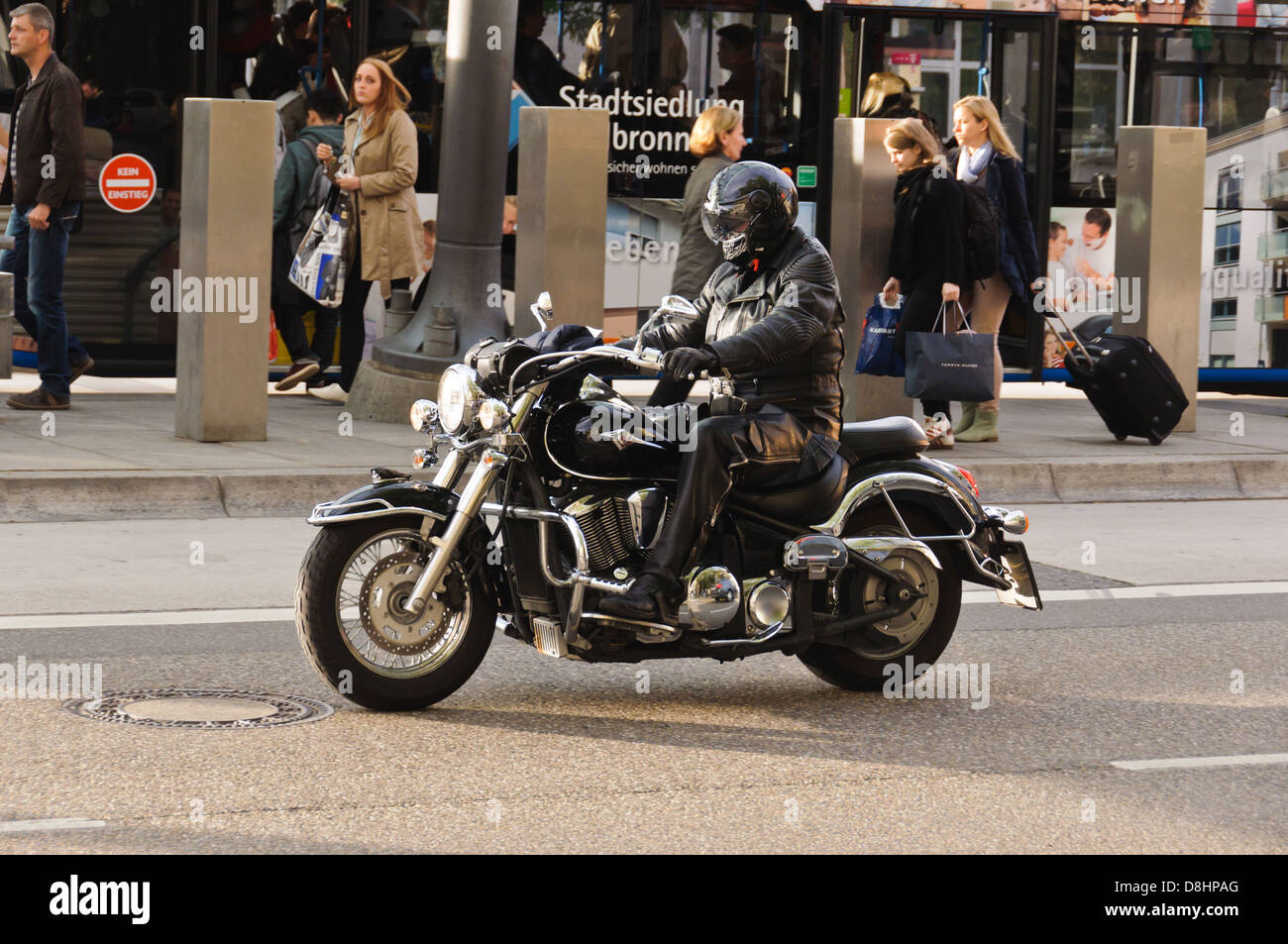 Biker in schwarz Motorradbekleidung und schwarzen Helm auf einem schweren  schwarzen Motorrad Kawasaki Vulcan – Heilbronn Deutschland Stockfotografie  - Alamy