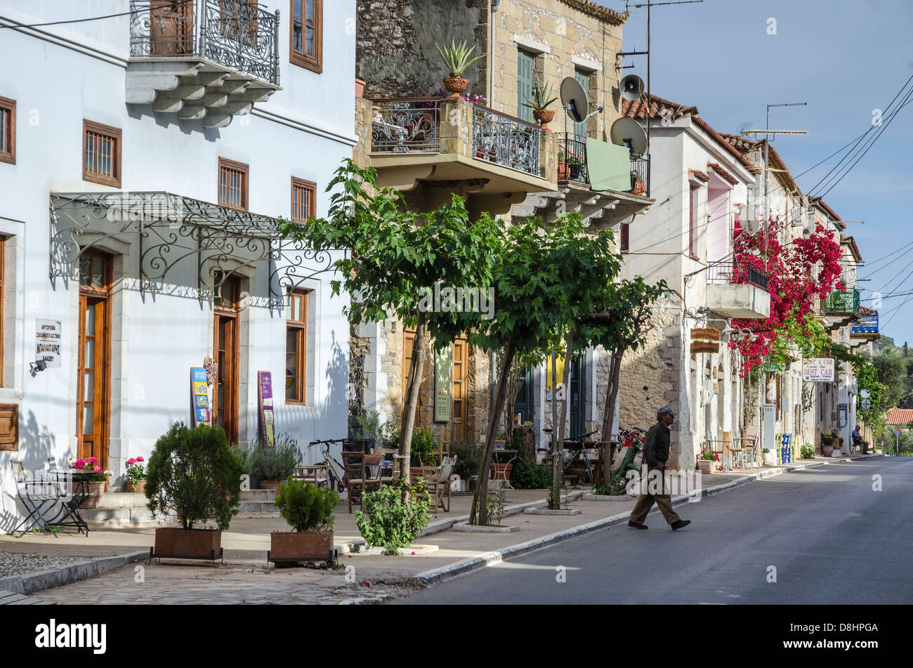 Traditionelle alte Häuser an der Hauptstraße von Kardamyli Dorf in die äußere Mani, Messenien, Peloponnes, Griechenland. Stockfoto