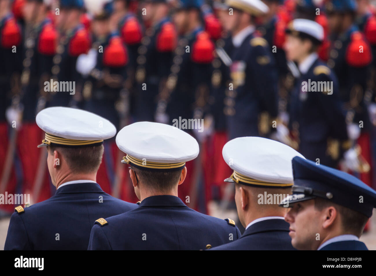 Les Invalides, Paris, Frankreich. Soldaten und Matrosen auf der Parade bei einem offiziellen Empfang für die Präsidenten von Polen, Mai 2013 Stockfoto