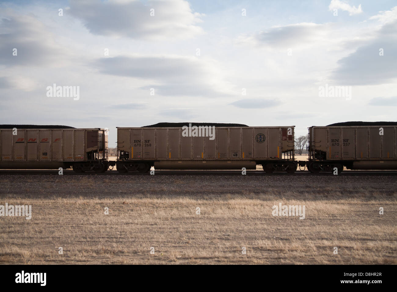 Waggon-Box gefüllt mit Kohle und Reisen auf Schienen. Stockfoto