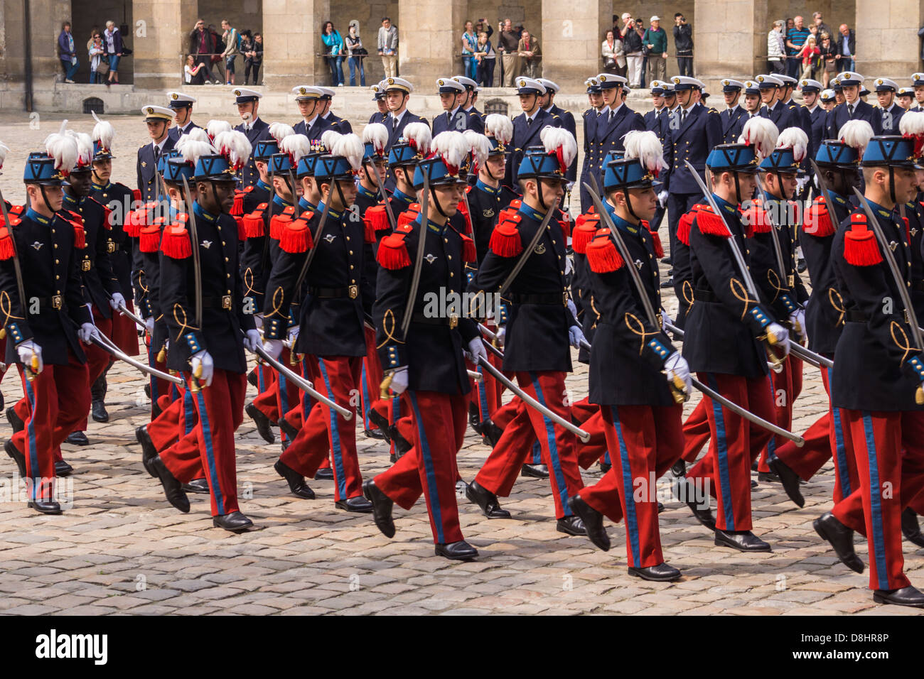 Officer Kadetten aus der berühmten französischen Militärakademie Saint-Cyr, marschieren während einer offiziellen Zeremonie am Palast des Invalides, Paris. Stockfoto