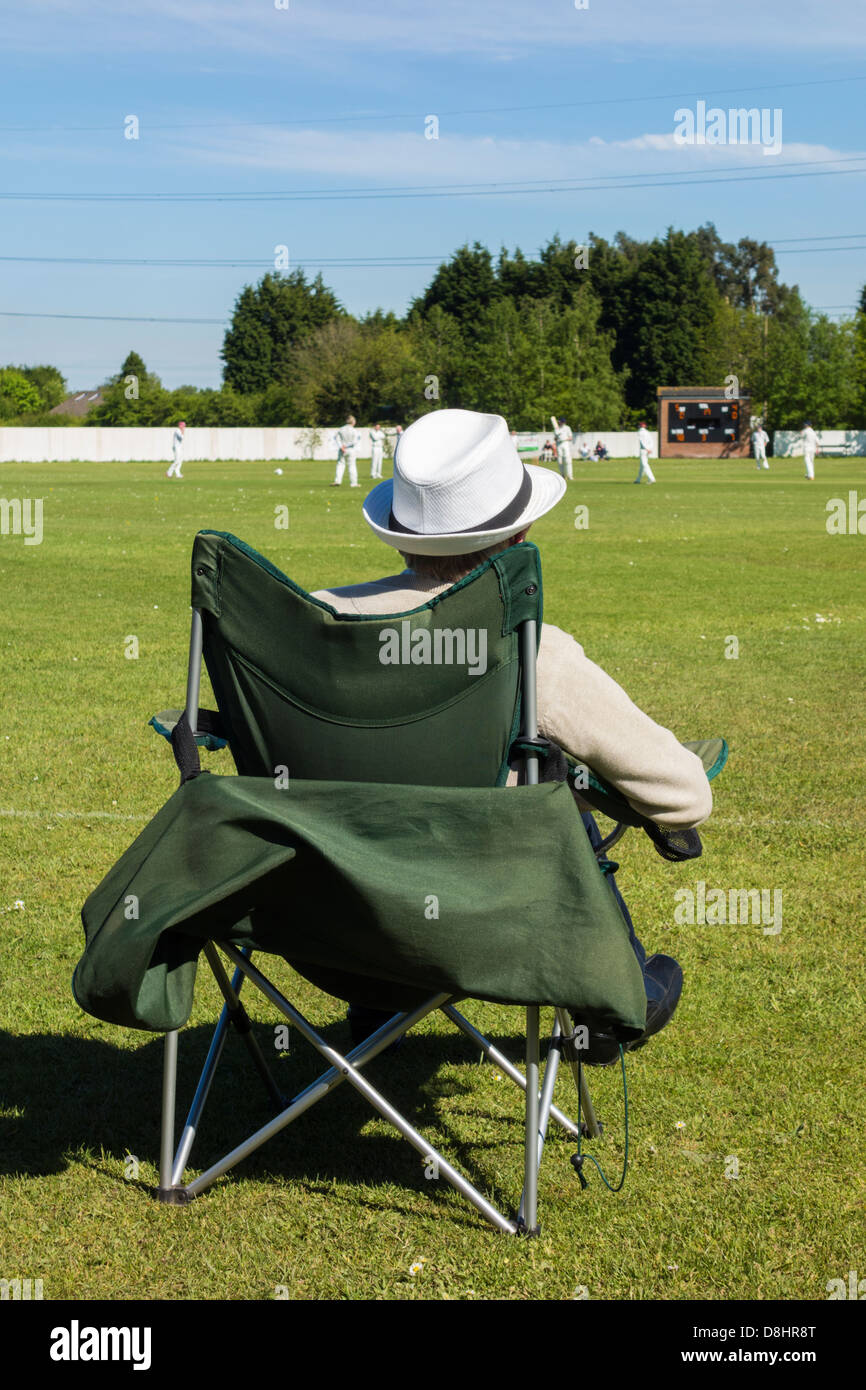 Man beobachtete Dorf Cricket in England, UK Stockfoto