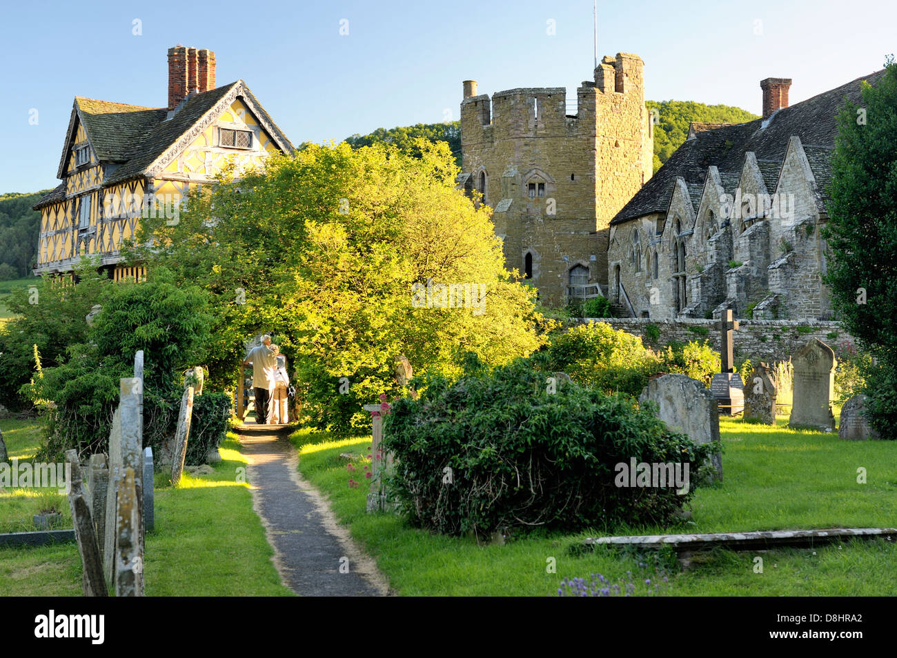 13C Stokesay Castle, Craven Arms, Shropshire, England aus der Kirche des Hl. Johannes. Fachwerkhaus Torhaus, Südturm, Festsaal Stockfoto