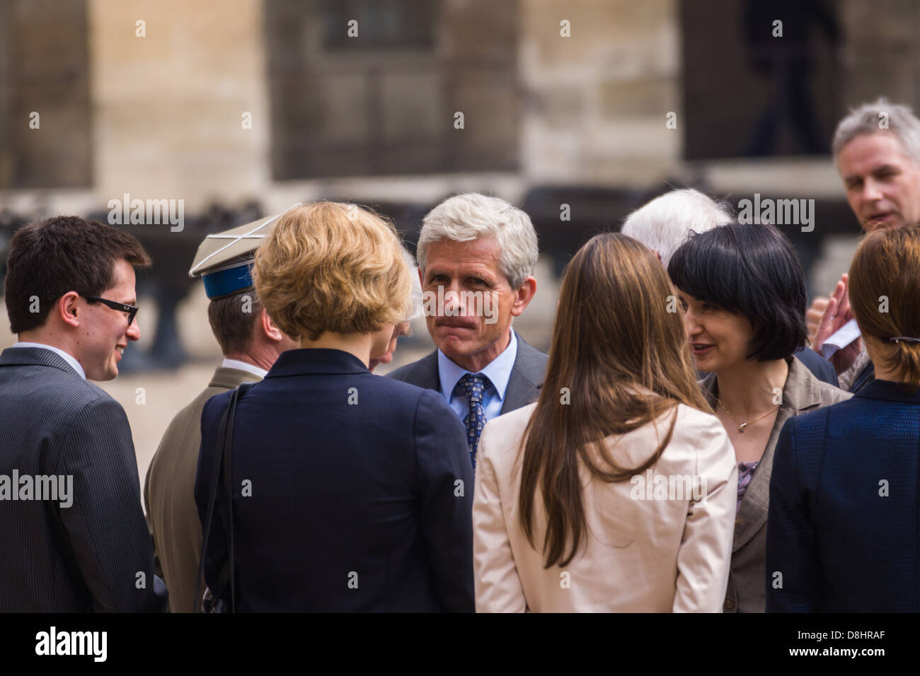 Paris. Mitglieder der polnischen Delegation engage im Gespräch im Rahmen eines Empfangs, des polnischen Präsidenten im Invalidendom Palace. Stockfoto