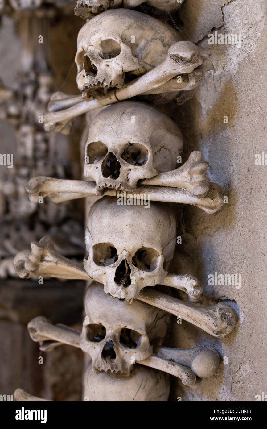 Schädel und Knochen im Kutna Horas "Bone" Kirche Sedlec Beinhaus in Tschechien, Europa. Stockfoto