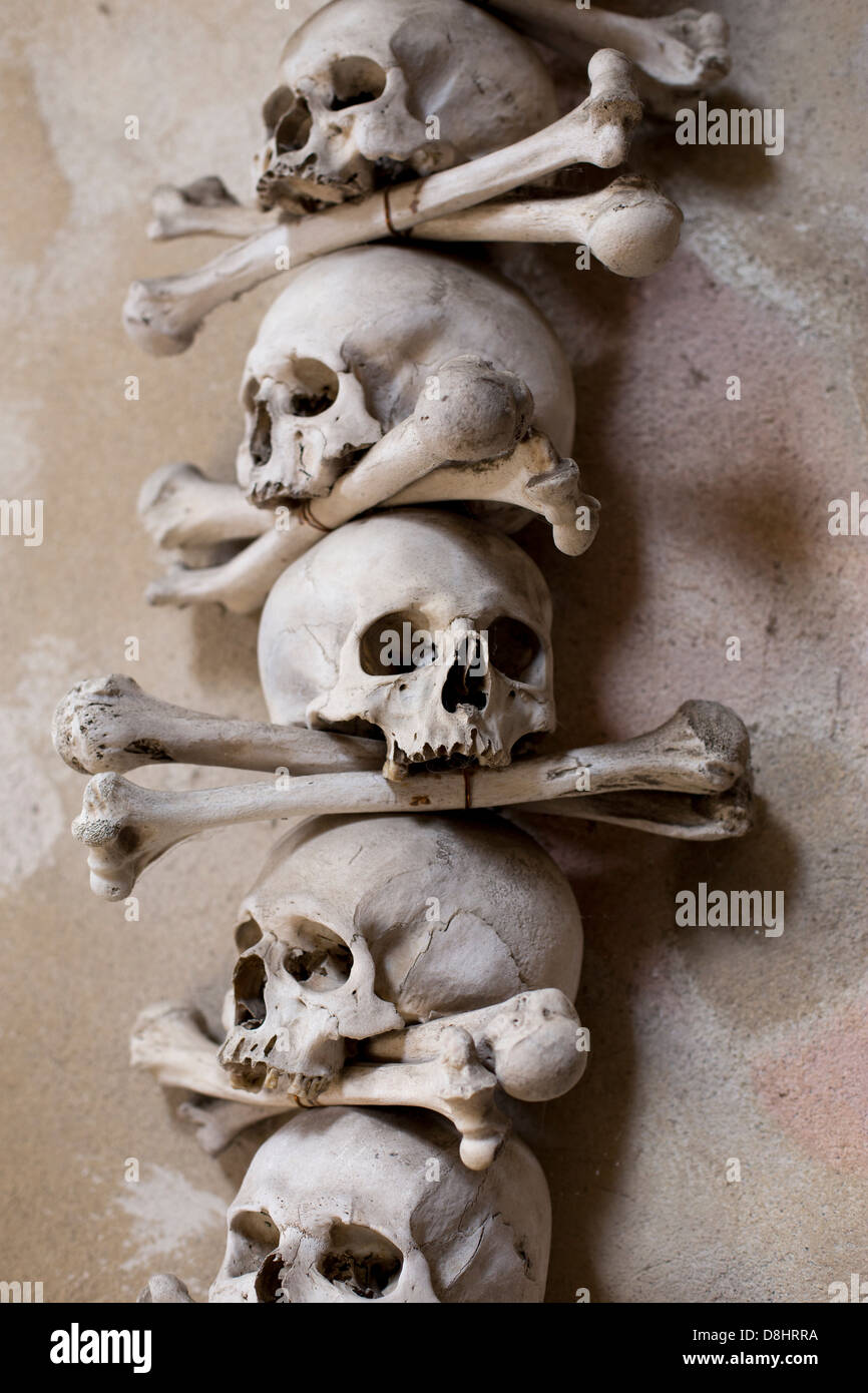 Schädel und Knochen im Kutna Horas "Bone" Kirche Sedlec Beinhaus in Tschechien, Europa. Stockfoto