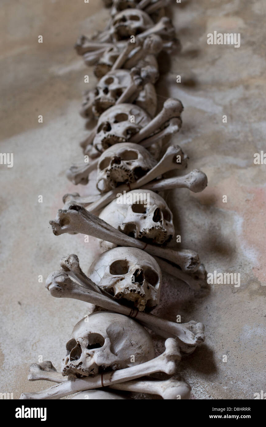 Schädel und Knochen im Kutna Horas "Bone" Kirche Sedlec Beinhaus in Tschechien, Europa. Stockfoto