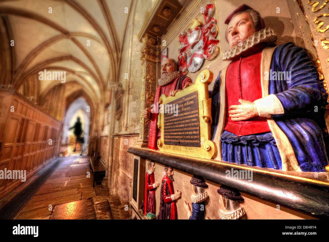 Innen London Southwark Cathedral, die Tre-Hearne Statue mit einer Frau in der Ferne Stockfoto