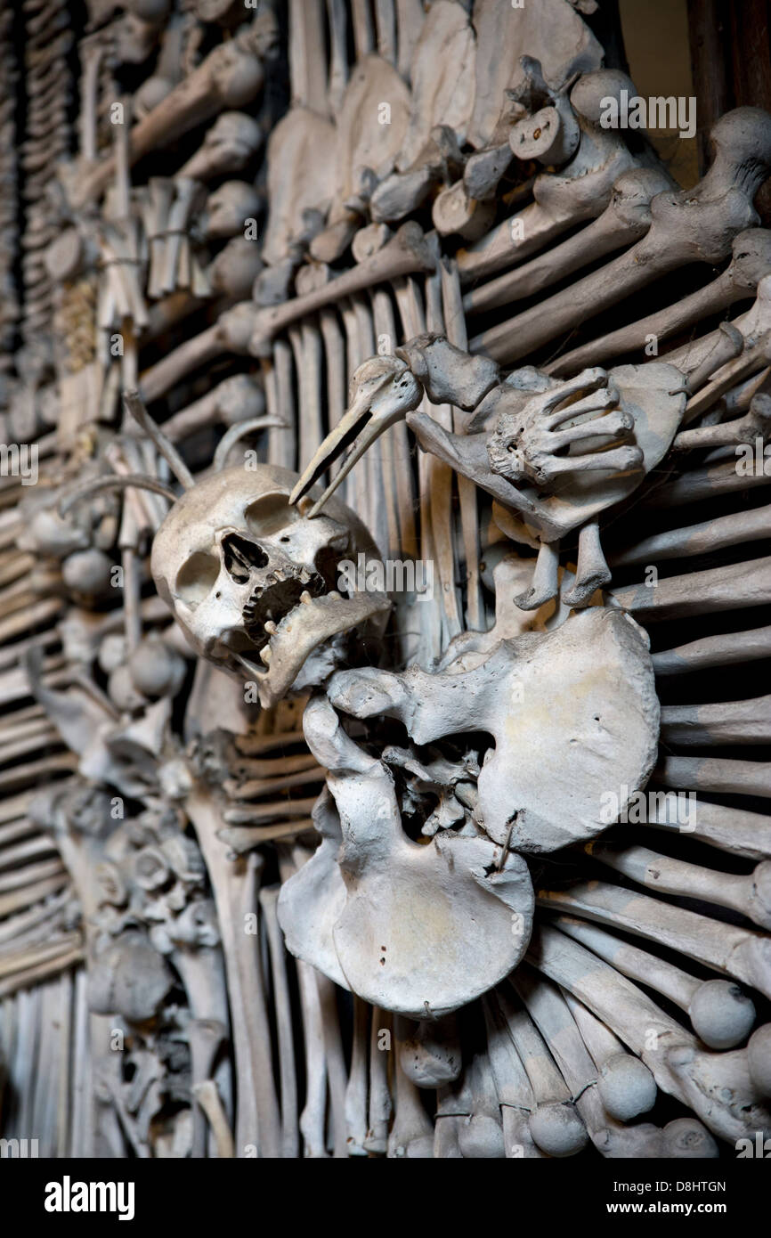 Schädel und Knochen im Kutna Horas "Bone" Kirche Sedlec Beinhaus in Tschechien, Europa. Stockfoto