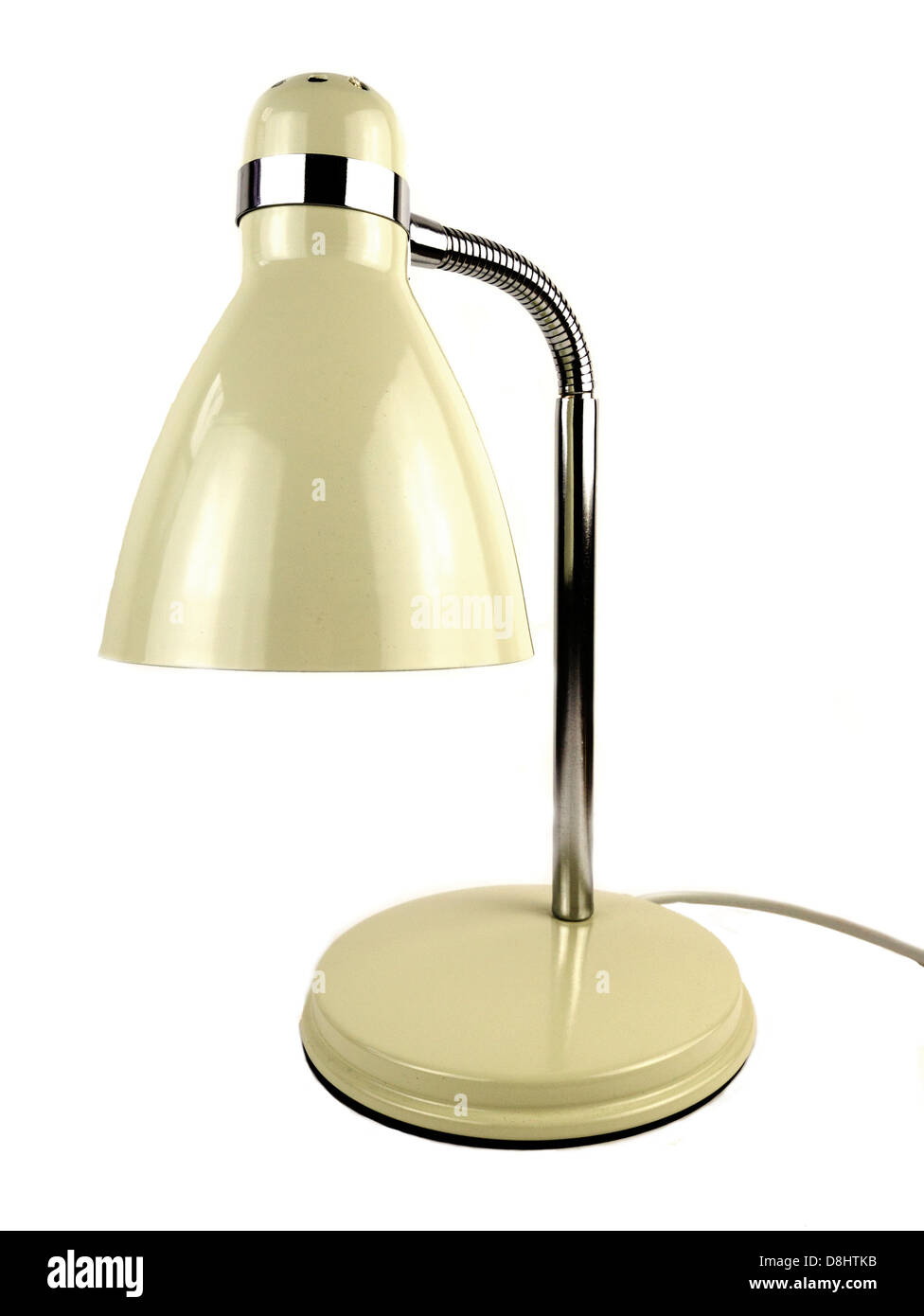 Schreibtischlampe auf weißem Hintergrund mit cremefarbenen Lack und Chrom-Finish. Stockfoto
