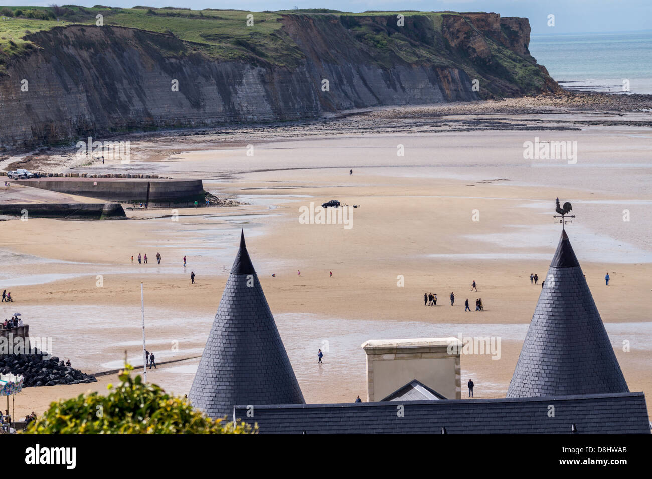 Arromanche, Normandie, Frankreich. Blick auf den Strand und die Klippen, wo die "Maulbeere" künstlichen Hafens nach d-Day verwendet wurde. Stockfoto