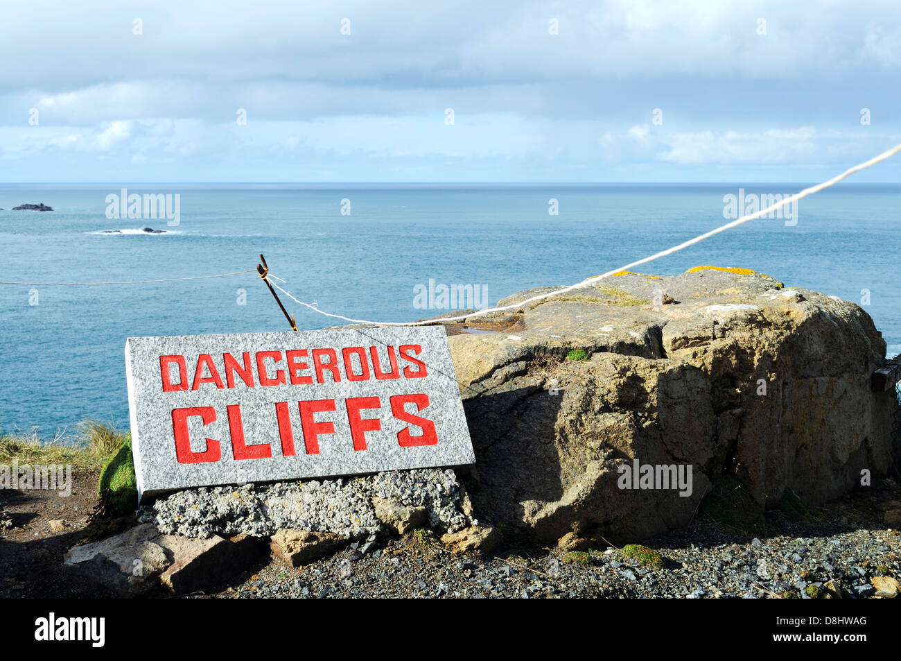 Eine gefährliche Klippen Schild am Lands End in Cornwall, Großbritannien Stockfoto