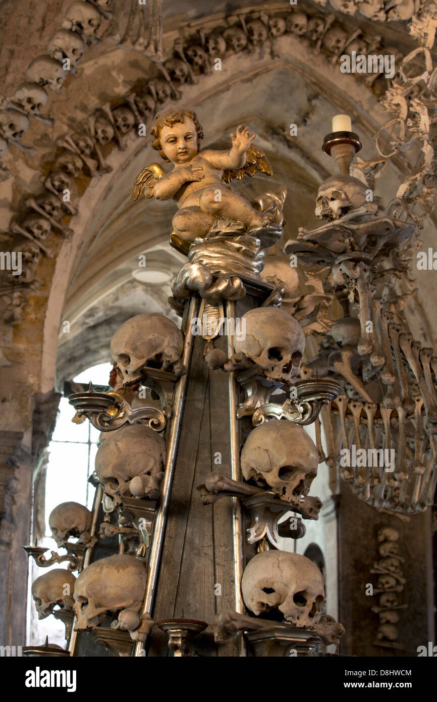 Schädel und Knochen im Kutna Horas "Bone" Kirche Sedlec Beinhaus in Tschechien, Europa. Stockfoto