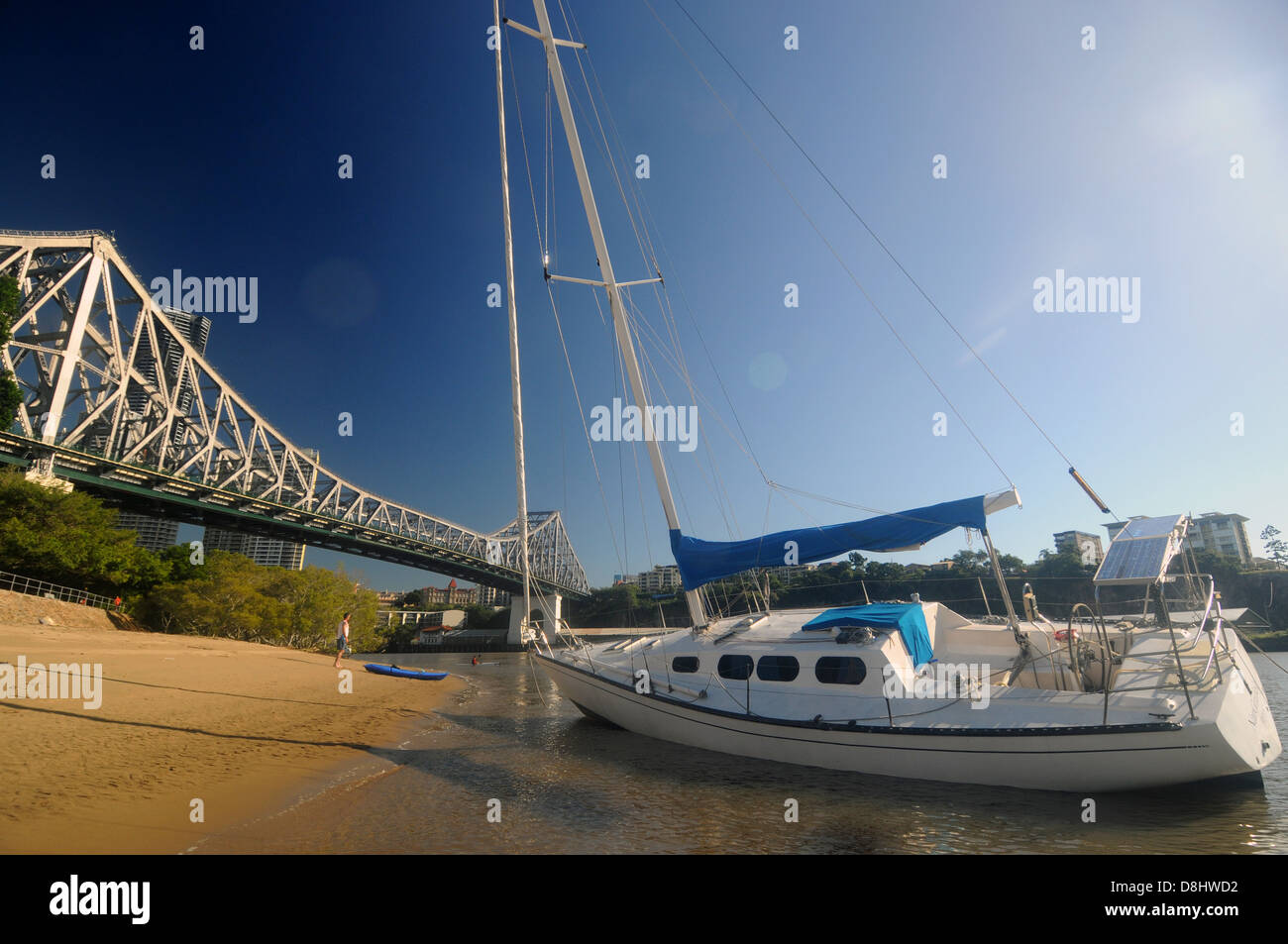 Yacht gestrandet am Ufer des Flusses Brisbane unter Story Bridge, Brisbane, Queensland, Australien. Keine PR oder Herr Stockfoto
