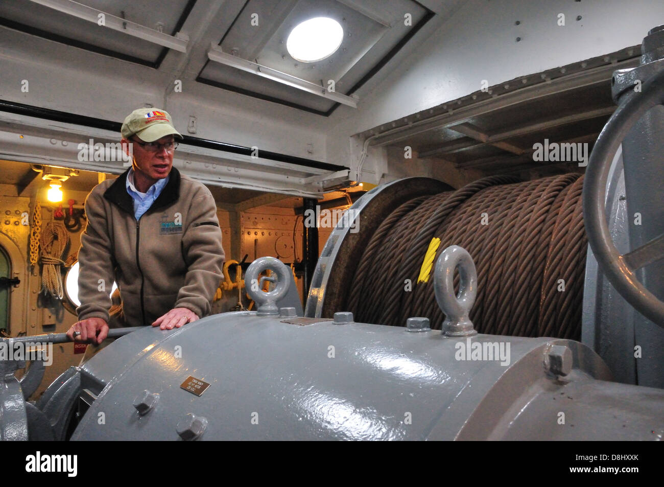 Bob Desh, geschäftsführender Direktor des Schifffahrtsmuseums Door County, erklärt Abschleppen Ausrüstung an Bord des Schleppers John Purves Stockfoto
