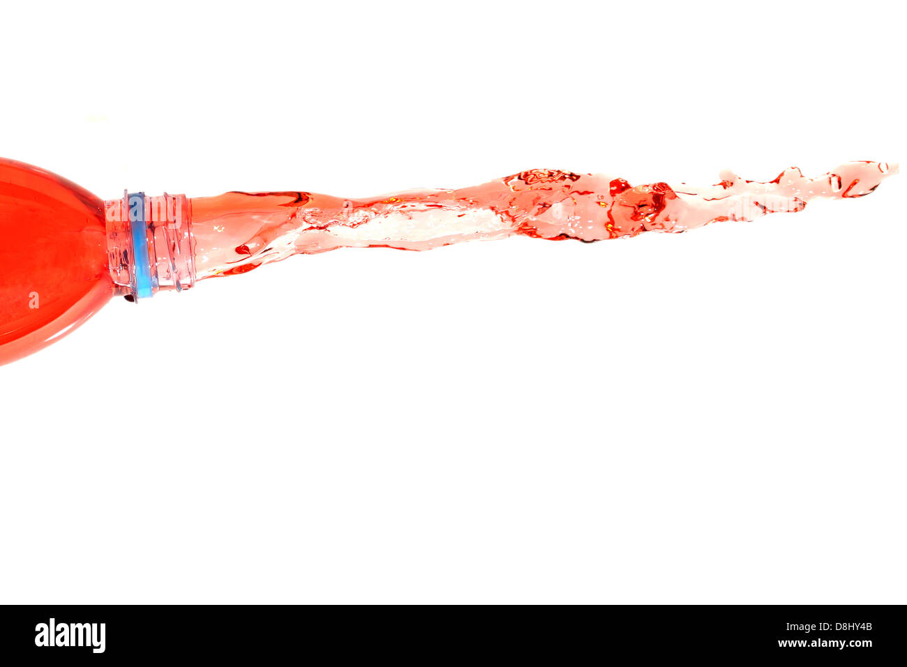 Das rote Wasser, das aus der Flasche auf dem weißen Hintergrund verteilt. Stockfoto