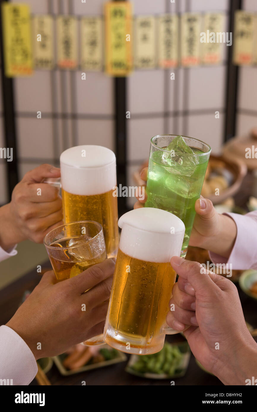 Vier Leute mit Bier und Chu-Hallo in Izakaya Toasten Stockfoto