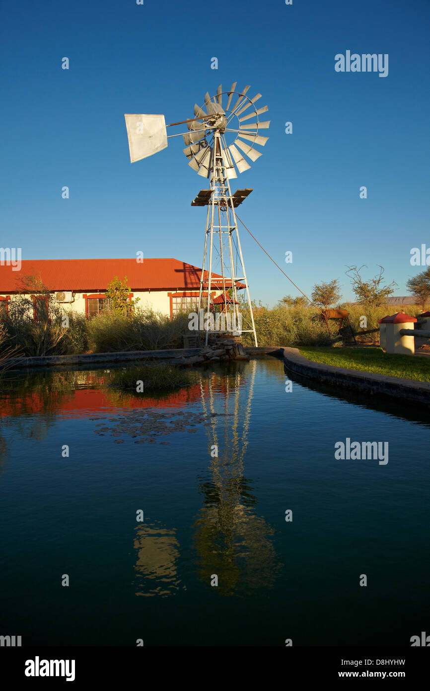 Windmühle, Canon Roadhouse, in der Nähe von Fish River Canyon, Südliches Namibia, Afrika Stockfoto