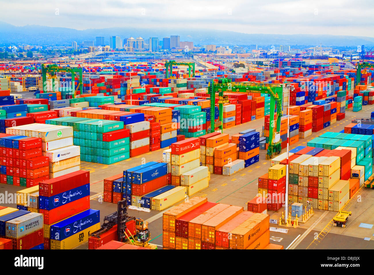 Oakland, Kalifornien - Versandbehälter erwarten Verladung auf Containerschiffe im Hafen von Oakland. Stockfoto