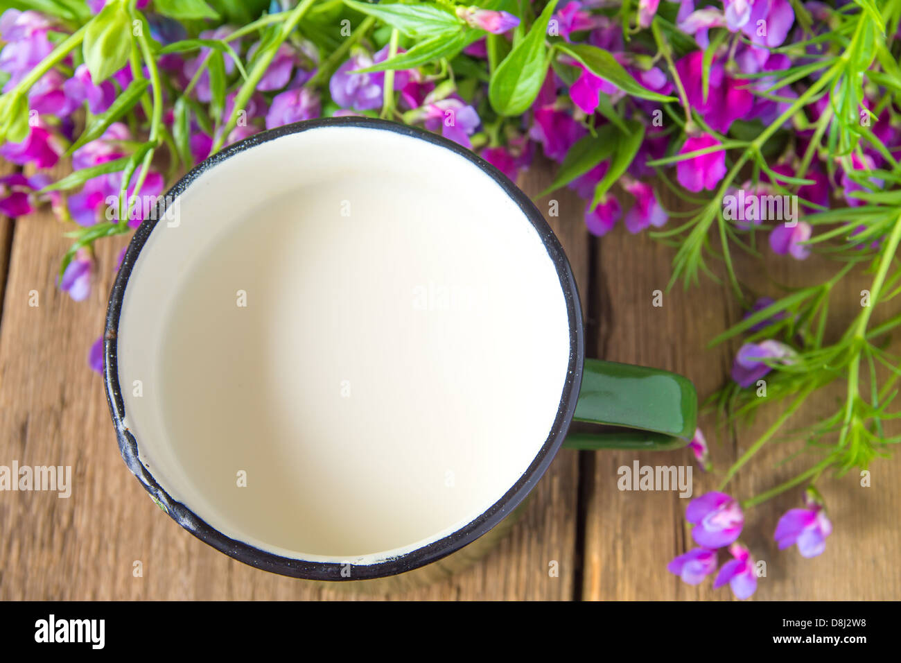 Milch Hintergrund frische Blumen Leben Stockfoto