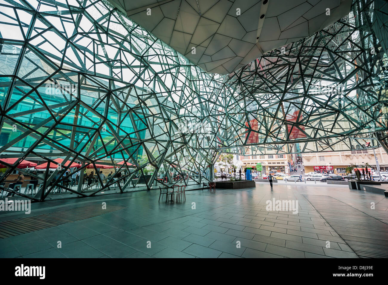 Die interessante architektonische Winkel von Melbourne ikonischen Federation Square. Stockfoto