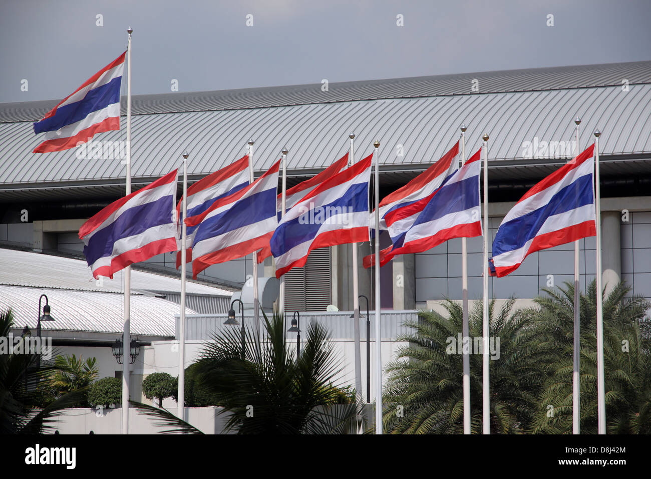 Die Flagge von Thailand getroffen durch starken Wind. Gehören die Flagge ist rot-weiß-blauen Farben. Stockfoto