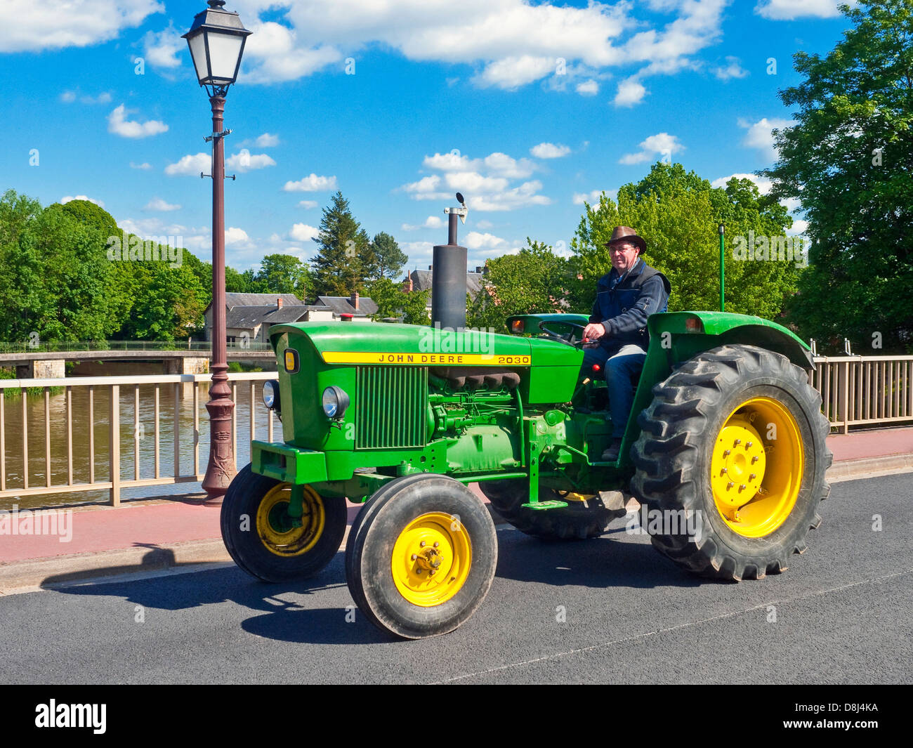 Französischen Bauern fahren alte restaurierte Traktor John Deere 2030