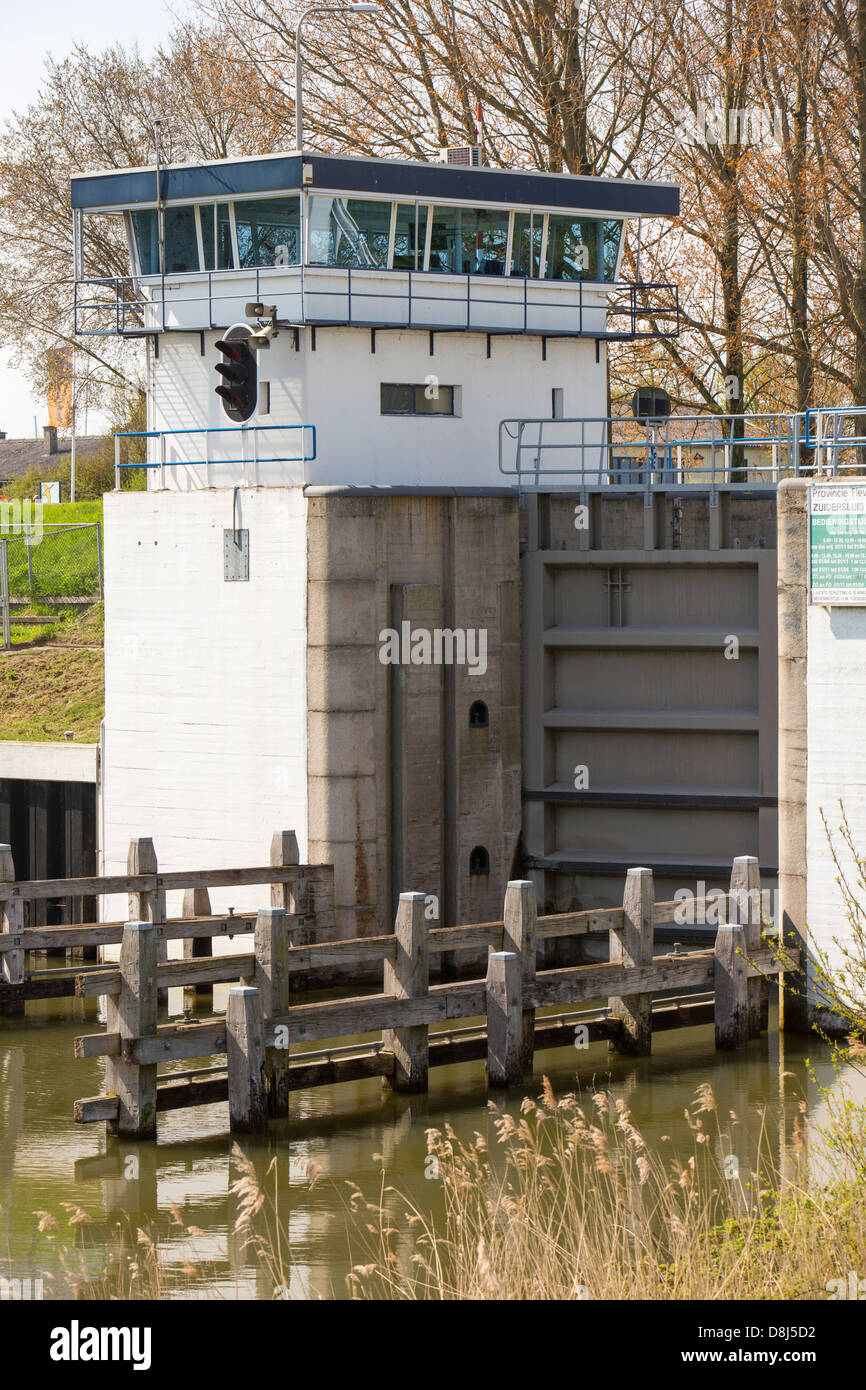 Einen Kanal gonna die aufgearbeiteten Polder Land in Holland, nördlich von Amsterdam, der etwa 20 Fuß tiefer als das Meer ist vom Meer entfernt. Mit 50 % der Niederlande unter dem Meeresspiegel liegt ist es unglaublich anfällig für Klima Wandel getrieben Meeresspiegelanstieg. Stockfoto