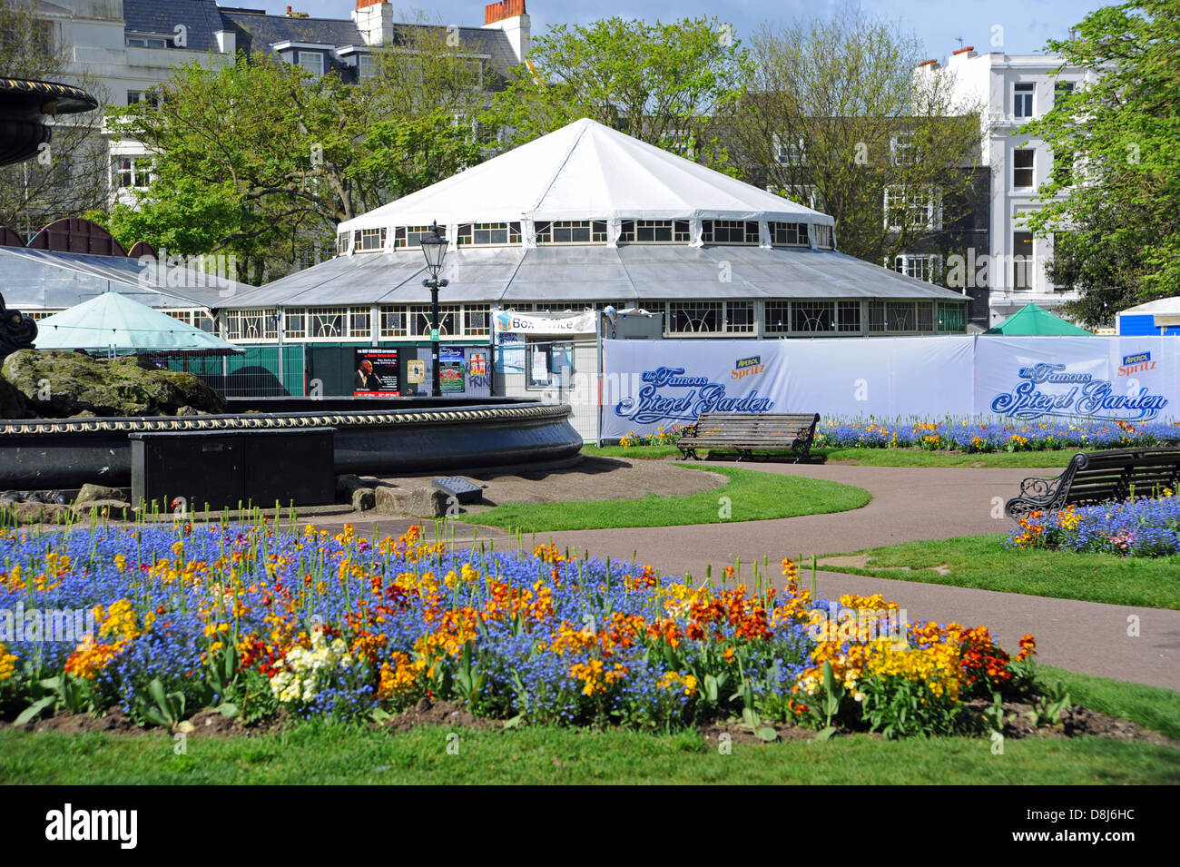 Das Spiegelzelt und Spiegel Garten ist einer der Schauplätze für das Brighton Festival Fringe 2013 UK Stockfoto