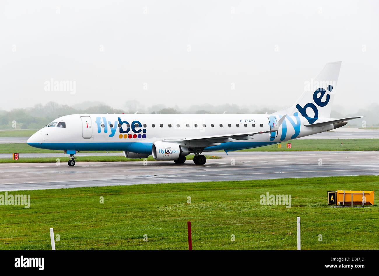 Flybe Embraer ERJ-170-200LR 175LR G-FBJH-Verkehrsflugzeug des Rollens bei der Ankunft am Flughafen Manchester England Vereinigtes Königreich UK Stockfoto