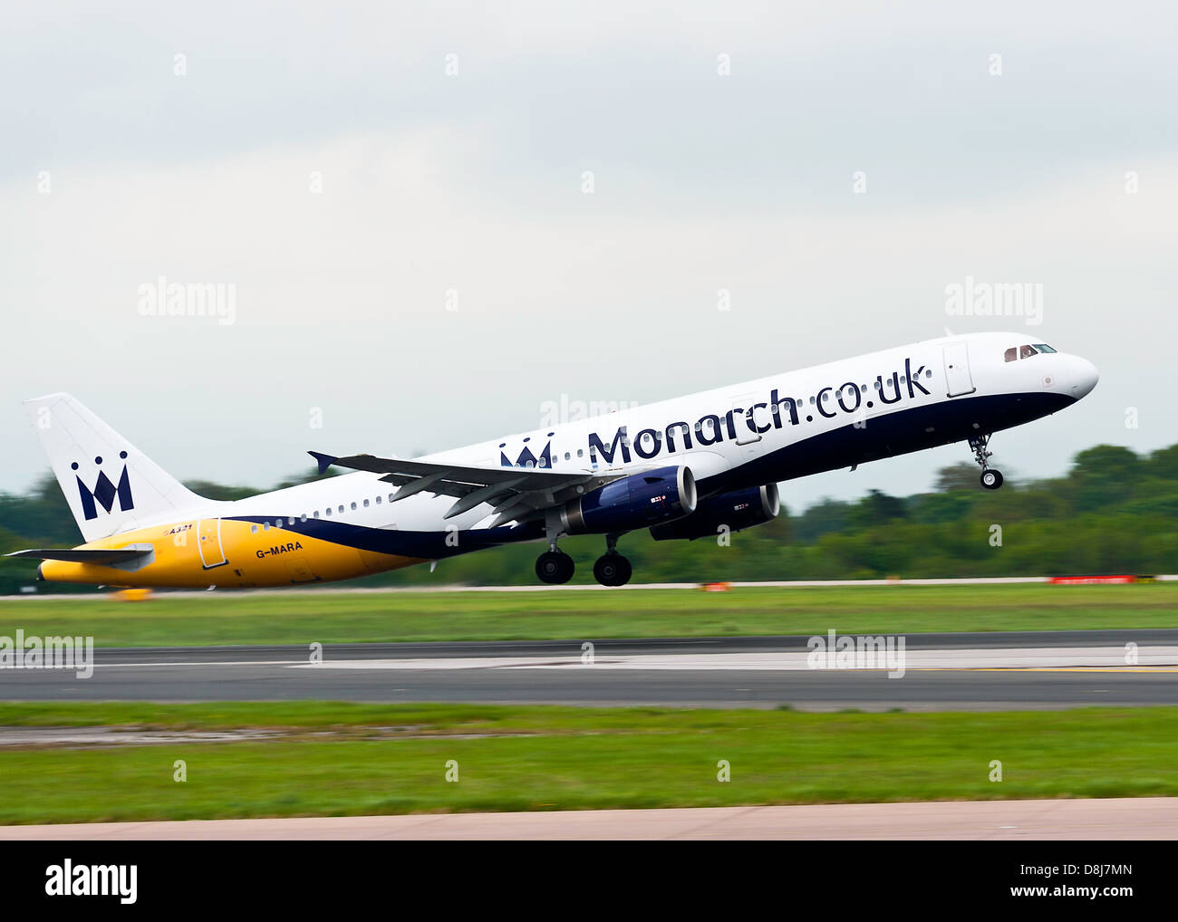 Monarch Airlines Airbus A321 Flugzeug abheben am internationalen Flughafen Manchester England Vereinigtes Königreich UK Stockfoto