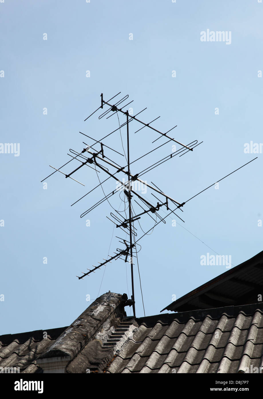 Es ist ein Foto von einer Antenne auf dem Dach eines alten Stil typischen chinesischen Daches in China. Es ist gegen den blauen Himmel, zu Fernsehen Stockfoto