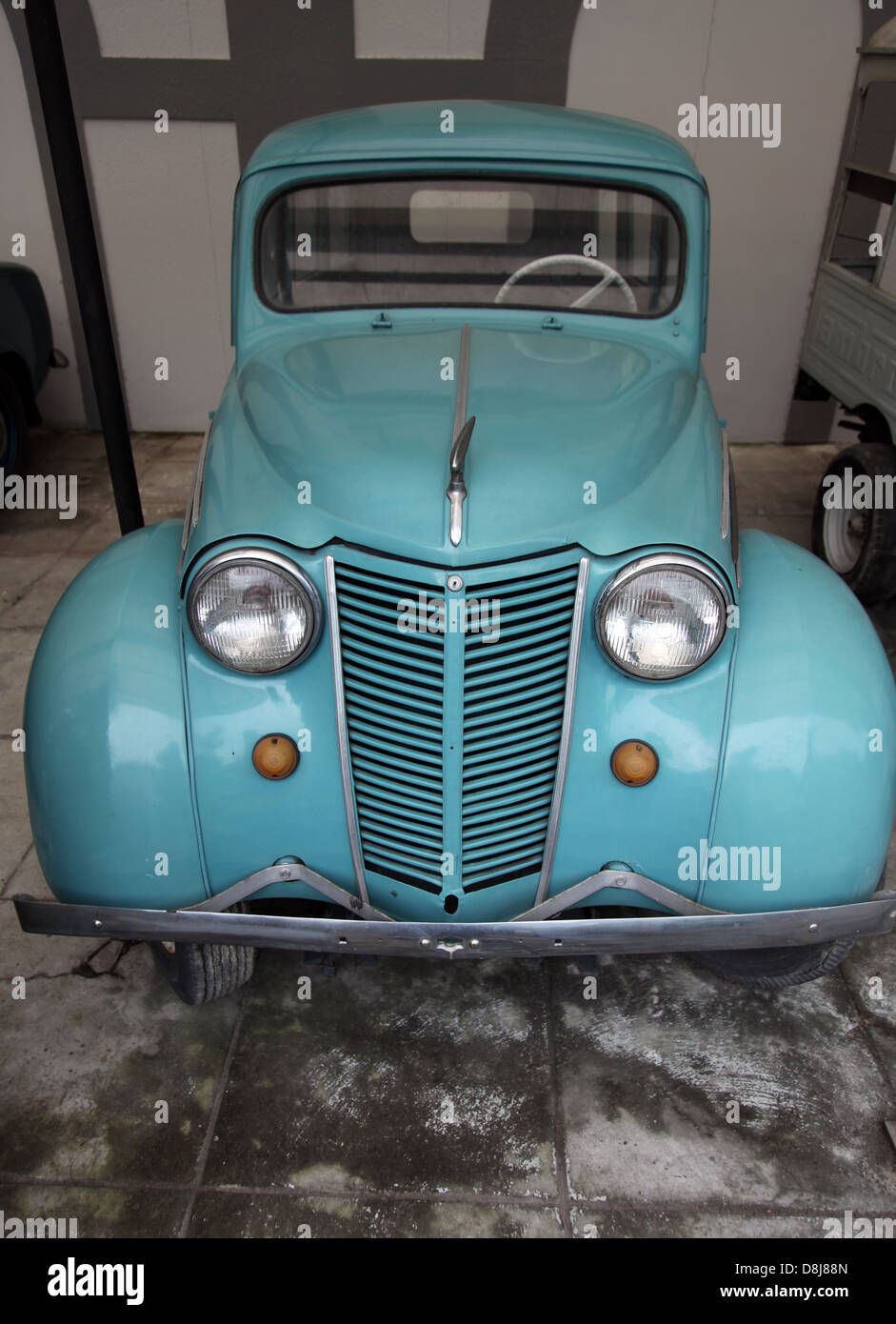 Es ist ein Foto von einer Sammlung-Auto aus Frankreich. Ein Citroen oder Peugeot ist in einer Garage geparkt oder im freien Stockfoto