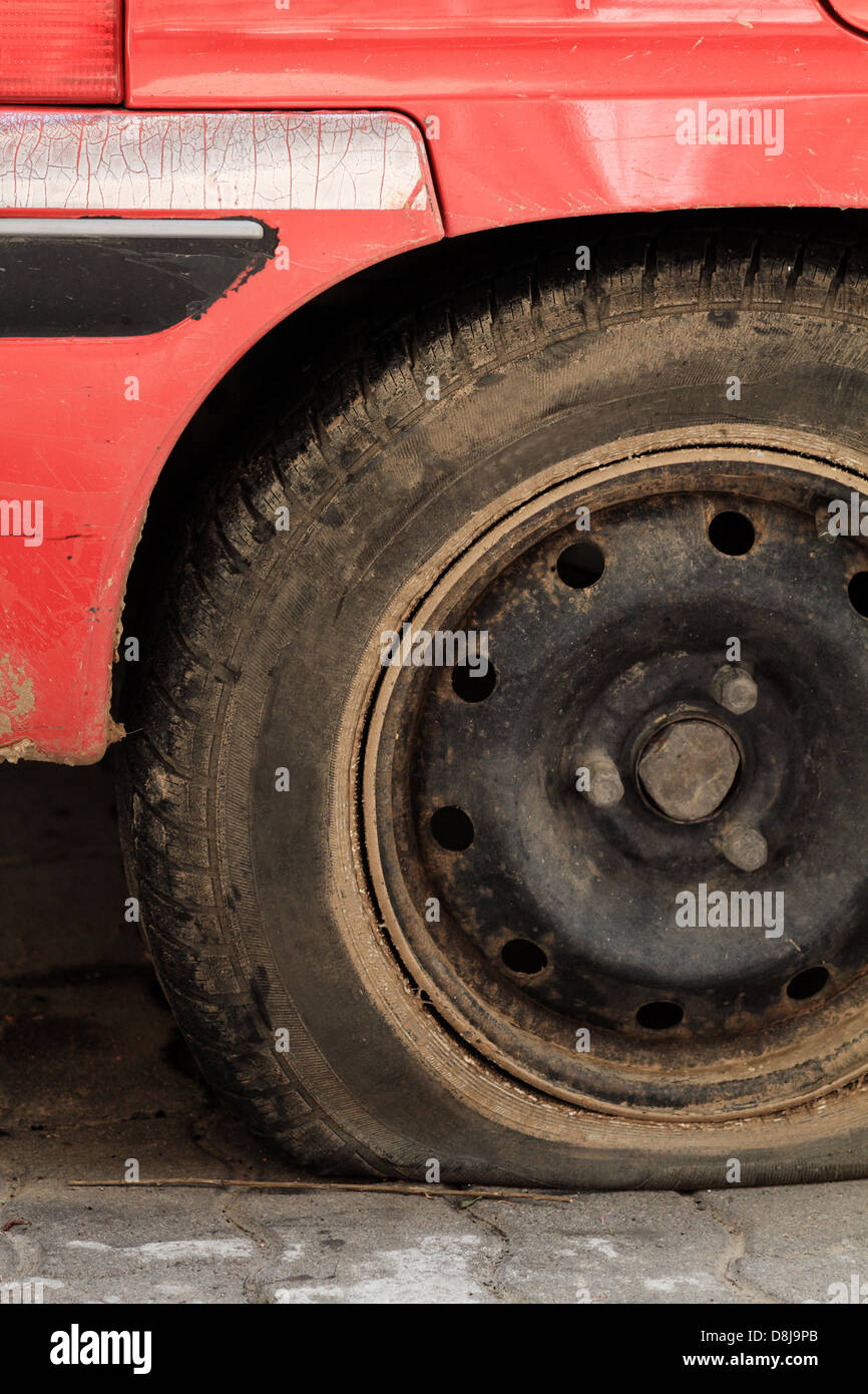 Eine Nahaufnahme Schuss einen Platten Reifen eines Autos Stockfoto