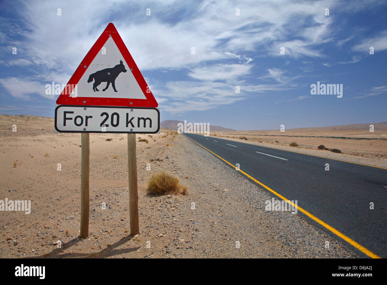 Braune Hyäne Straße Warnschild auf B4 Straße zwischen Aus und Lüderitz, Südliches Namibia, Afrika Stockfoto