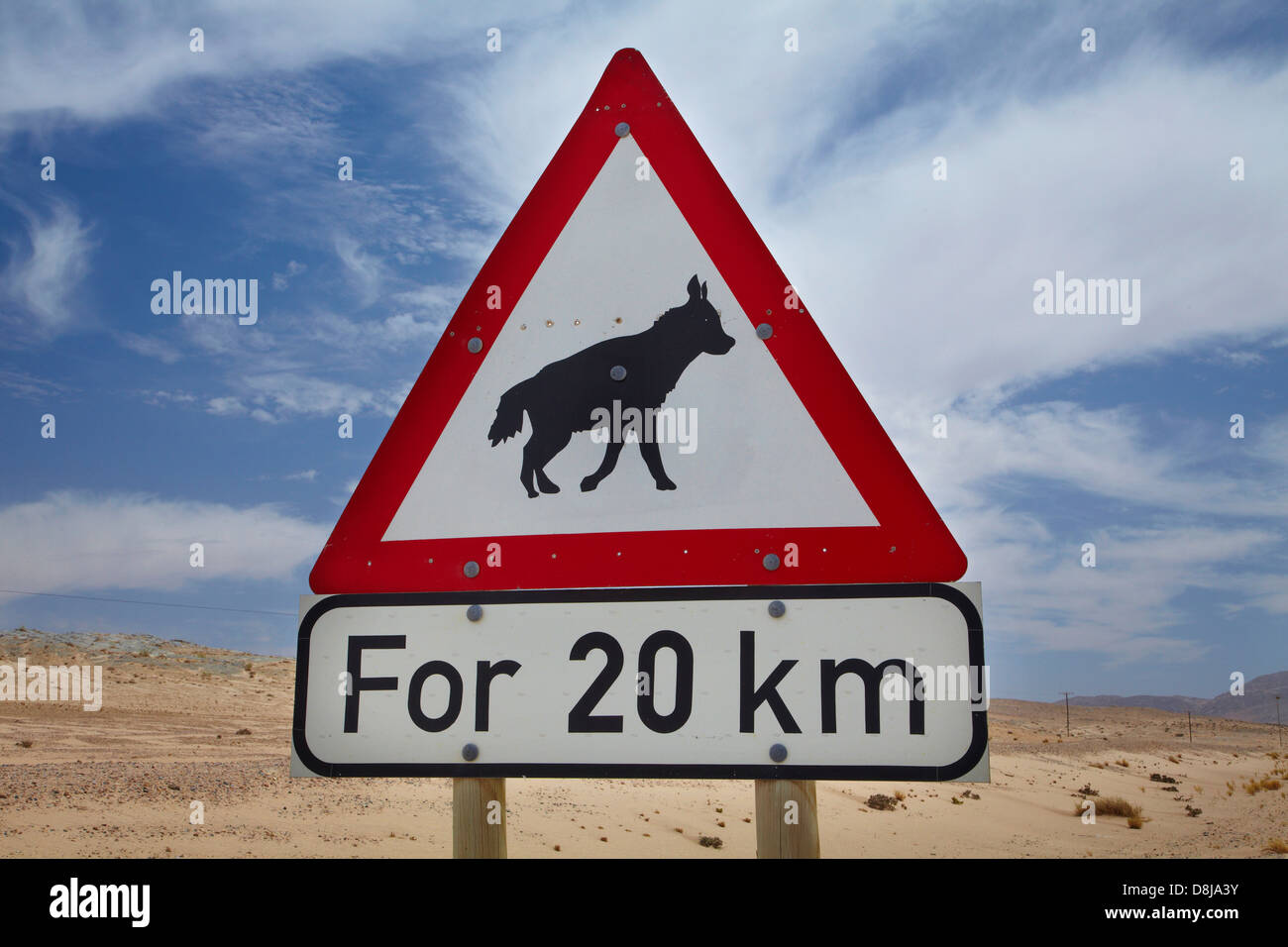 Braune Hyäne Straße Warnschild auf B4 Straße zwischen Aus und Lüderitz, Südliches Namibia, Afrika Stockfoto