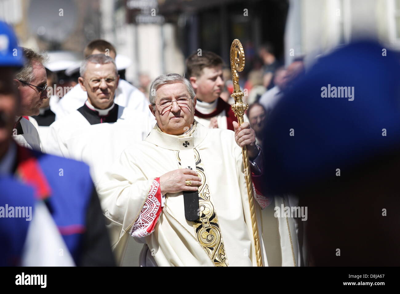 Danzig, Polen. 30. Mai 2013. Fronleichnam-Feier in Gdansk Stadtzentrum entfernt. Erzbischof Slawoj Leszek Glodz (im Bild) Aftre Holly-Messe in der Marienkirche Chuch geht mit der Proccesion über die Gdnansk Straßen an die heilige Birgitta Kirche. Bildnachweis: Michal Fludra/Alamy Live-Nachrichten Stockfoto