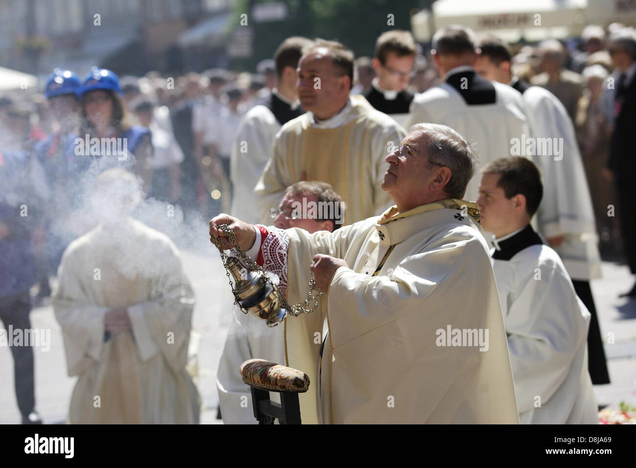 Danzig, Polen. 30. Mai 2013. Fronleichnam-Feier in Gdansk Stadtzentrum entfernt. Erzbischof Slawoj Leszek Glodz (im Bild) Aftre Holly-Messe in der Marienkirche Chuch geht mit der Proccesion über die Gdnansk Straßen an die heilige Birgitta Kirche. Bildnachweis: Michal Fludra/Alamy Live-Nachrichten Stockfoto