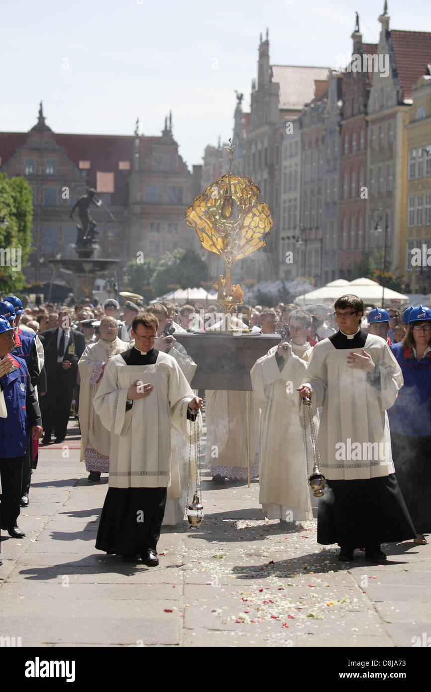 Danzig, Polen. 30. Mai 2013. Fronleichnam-Feier in Gdansk Stadtzentrum entfernt. Erzbischof Slawoj Leszek Glodz Aftre Holly-Messe in der Marienkirche Chuch geht mit der Proccesion über die Gdnansk Straßen an die heilige Birgitta Kirche. Bildnachweis: Michal Fludra/Alamy Live-Nachrichten Stockfoto