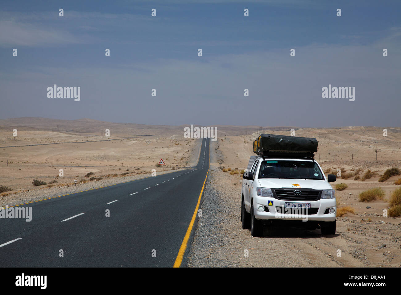 B4-Straße durch die Wüste zwischen Aus und Lüderitz und 4 x 4 Camper, Südliches Namibia, Afrika Stockfoto