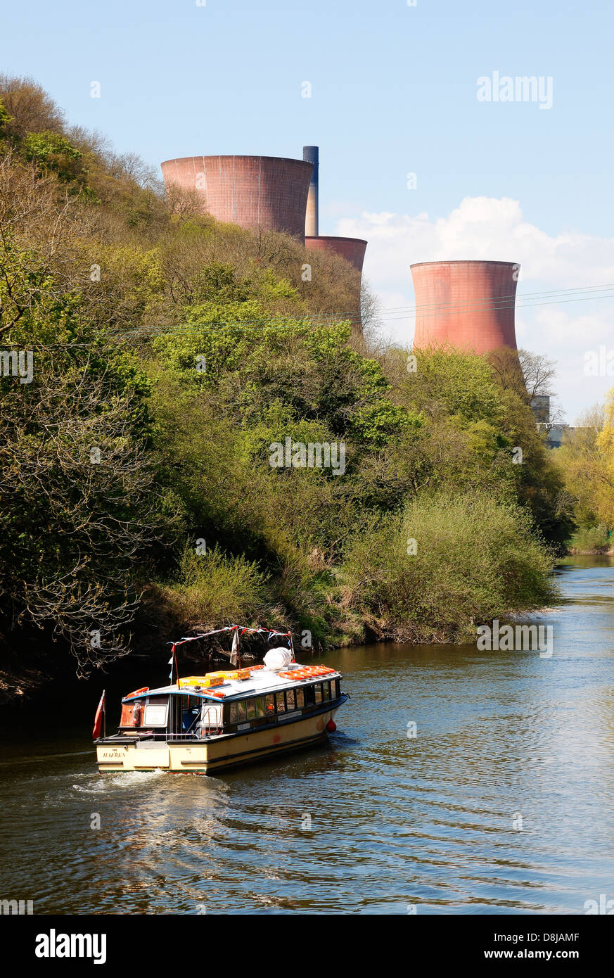 Ironbridge das Kernkraftwerk von Kühltürmen und Vergnügen Kreuzer am Fluss Severn Ironbridge Gorge Shropshire, England Stockfoto