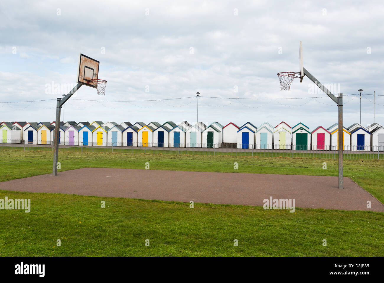 Einen Basketballplatz in der Nähe von Strandhütten in Paignton, Devon, UK Stockfoto
