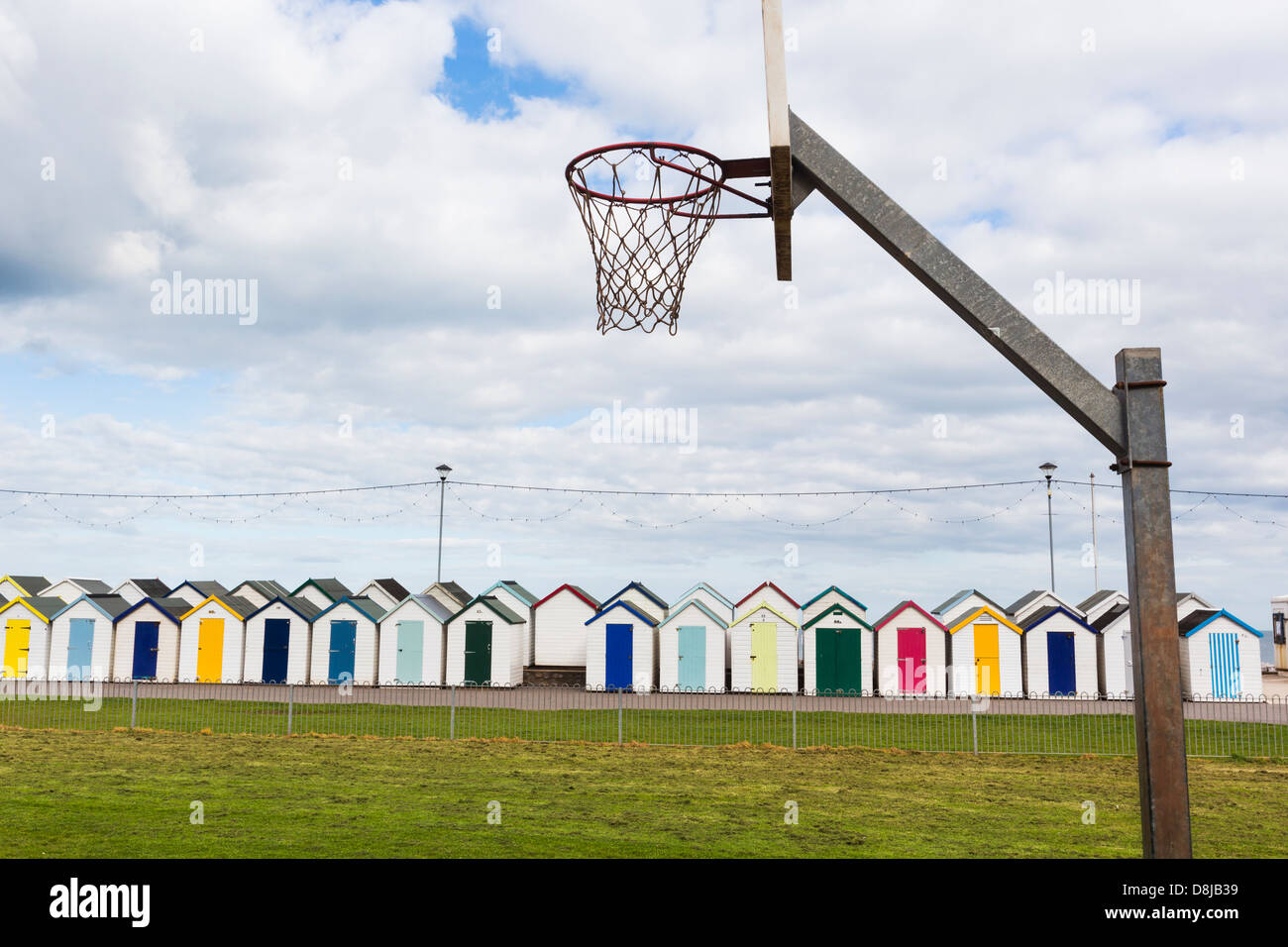 Einen Basketballplatz in der Nähe von Strandhütten in Paignton, Devon, UK Stockfoto