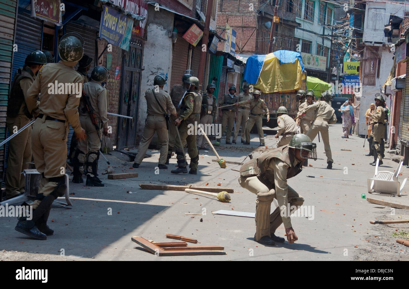 Srinagar, indisch verwalteten Kaschmir, 30. Mai 2013. Indische Polizisten und muslimischen Kaschmir protestieren Zusammenstoß während einer Protestaktion in Srinagar, Jammu und Kaschmir, Indien. Dutzende von GEISELN Unterstützer statt Protest am Donnerstag gegen die Entscheidung der Regierung nicht zu GEISELN Präsident Mohammad Yasin Malik, besuchen die Erdbeben betroffenen Gebieten der Region Doda, Hilfe für die Opfer zu verteilen lassen.  (Sofi Suhail / Alamy Live News) Stockfoto