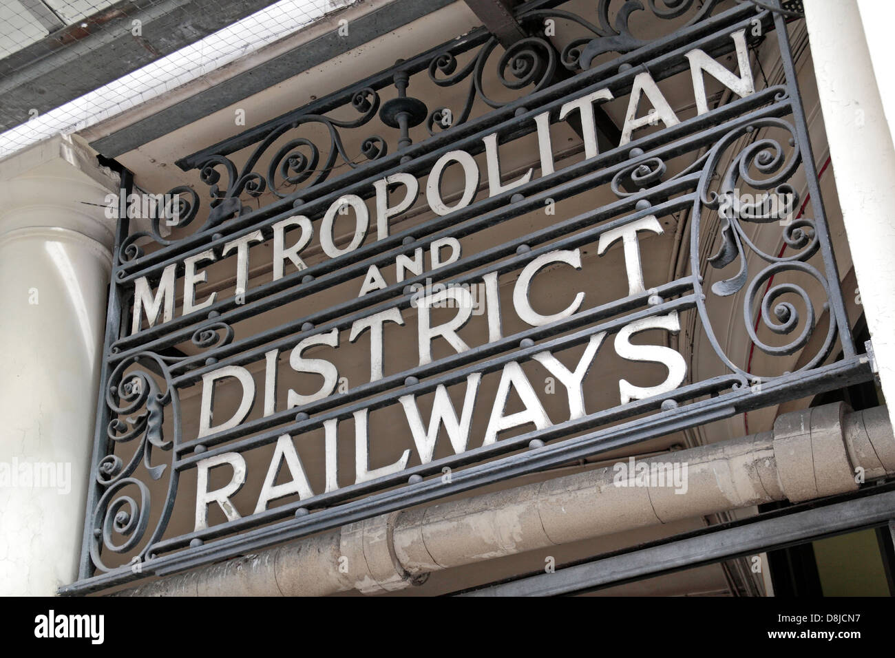 Historisches Schild über dem Eingang an der South Kensington u-Bahnstation London. Stockfoto